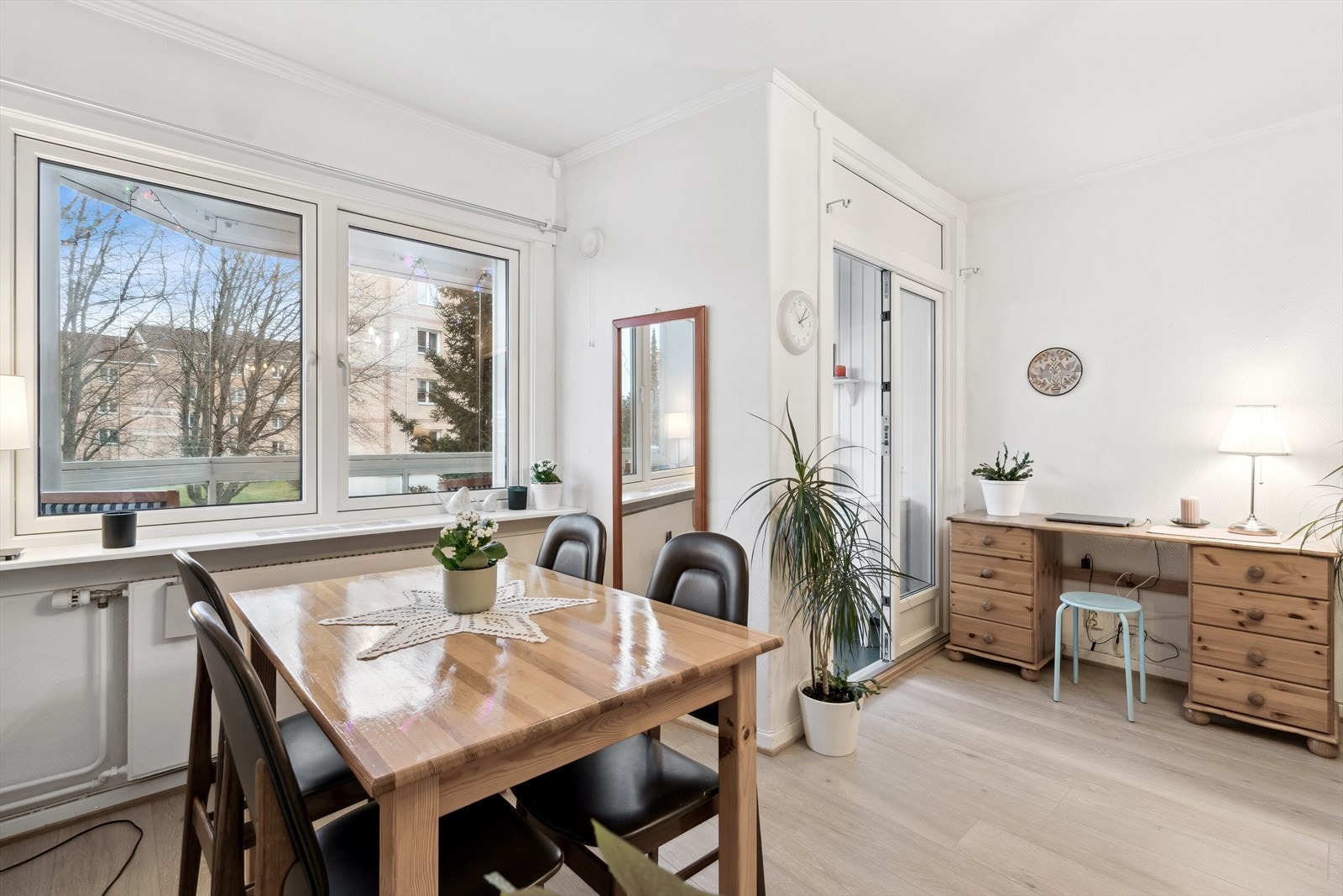 Leiligheten har en lys og romslig stue med plass til både sofa og spiseseksjon. Galleribilde