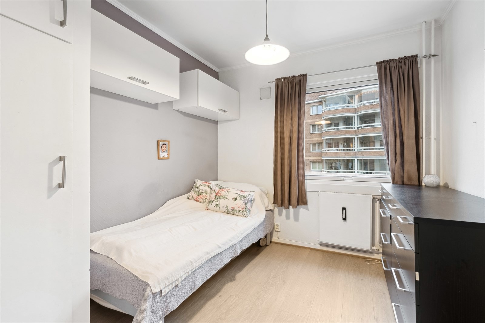 Soverom 2 har også god plass til å innrede etter ønske og behov! Her er det plass til seng og tilhørende møblement. Det benyttes i dag som barnerom. Galleribilde