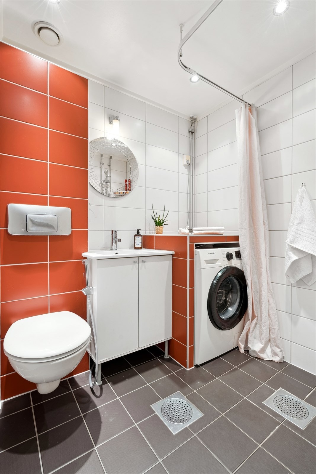 Leiligheten har et pent flislagt baderom fra 2007, med innredning i glatte fronter, belysning over servant, dusj med forheng, veggmontert toalett og opplegg for vaskemaskin. Det er varme i gulv. Galleribilde