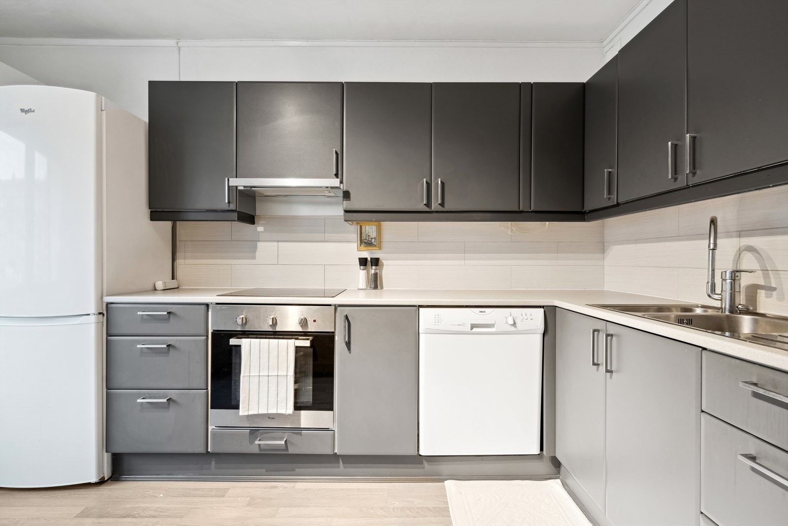 Integrerte hvitevarer medfølger leiligheten ved salg. Galleribilde