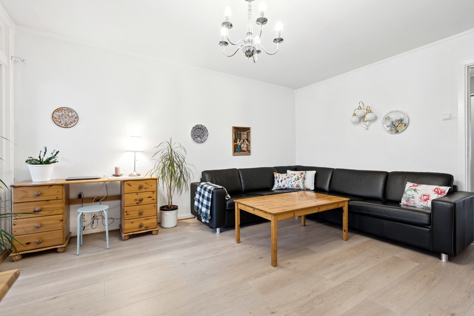 Deg, dine nærmeste og noen utvalgte. Trivsel og godt selskap er det som venter. Galleribilde