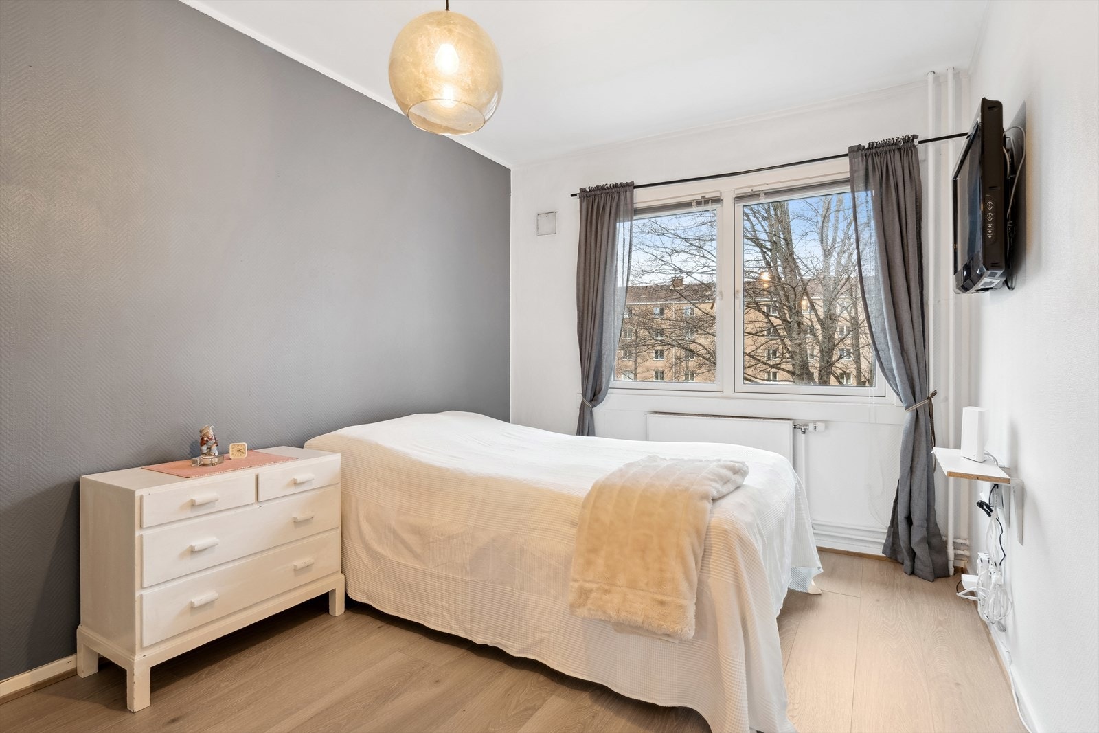 Leiligheten byr på to gode soverom hvorav ett soverom benyttes som et hovedsoverom og et soverom benyttes som barne-/gjesterom. Galleribilde