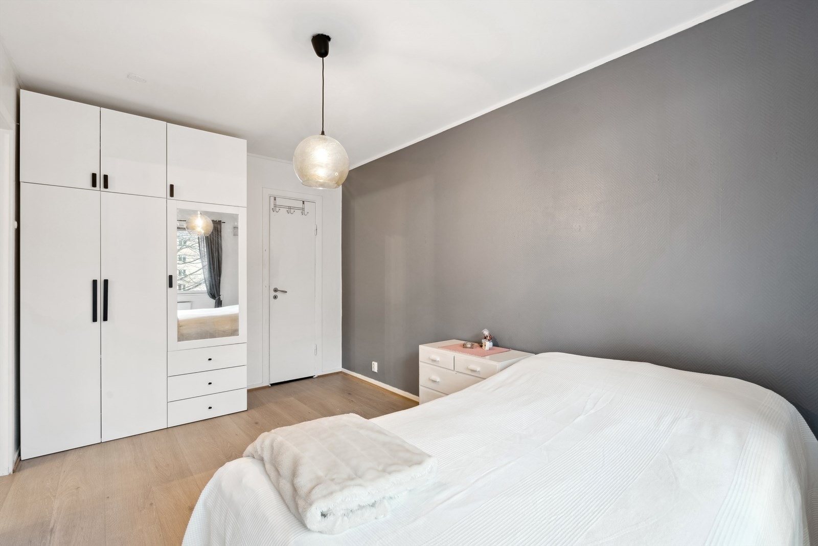 På hovedsoverommet får du et garderobeskap med god plass til oppbevaring og her har man adkomst til en innvendig bod/omkledningsrom. Galleribilde