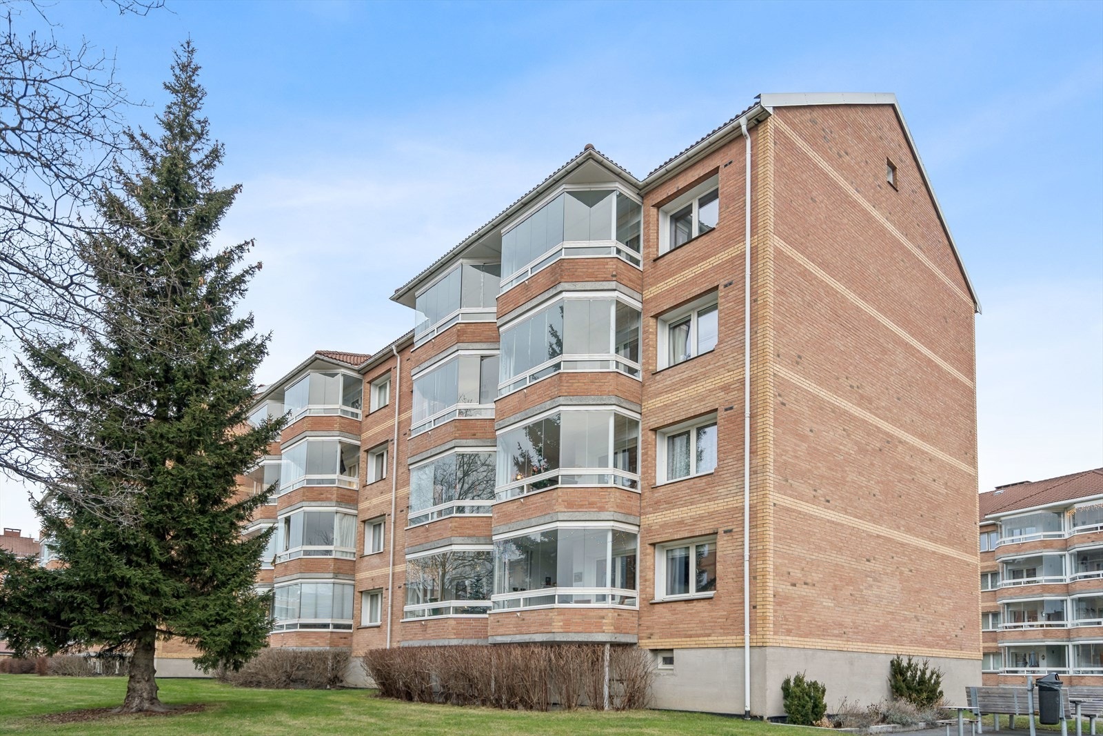 Velkommen til Christoffer Hellums vei 19! Leiligheten ligger i et veletablert og attraktivt boligområde beliggende i tilbaketrukne omgivelser i kombinasjon med flotte grønne fellesområder. Galleribilde