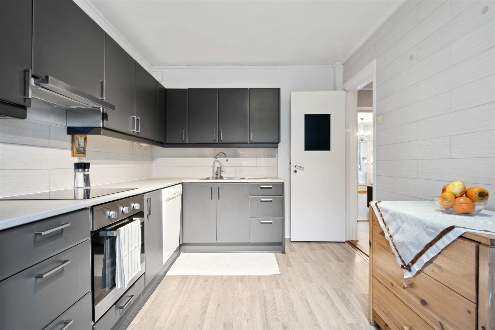 Pent kjøkken med tidløs innredning og byr på godt med arbeids- og oppbevaringsplass. Galleribilde