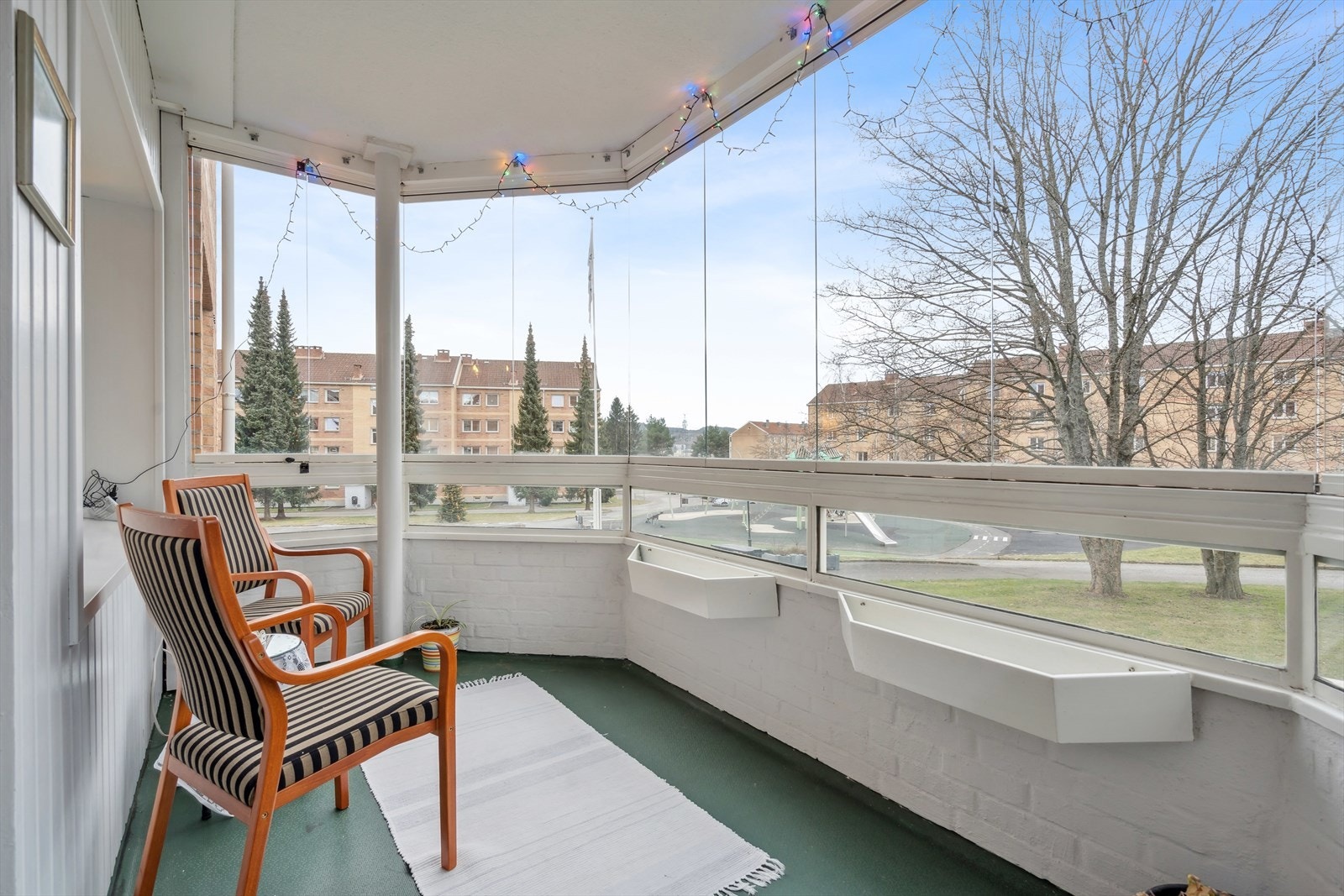 Fra stuen har du utgang til en innglasset balkong på ca. 9 kvm med utsyn over hyggelige fellesarealer. Galleribilde