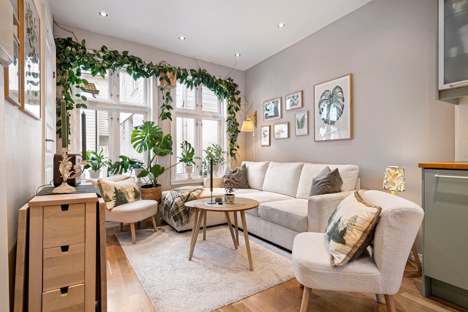 Stue/kjøkken måler 14,02 kvm. Boligen har naturlig ventilasjon Galleribilde