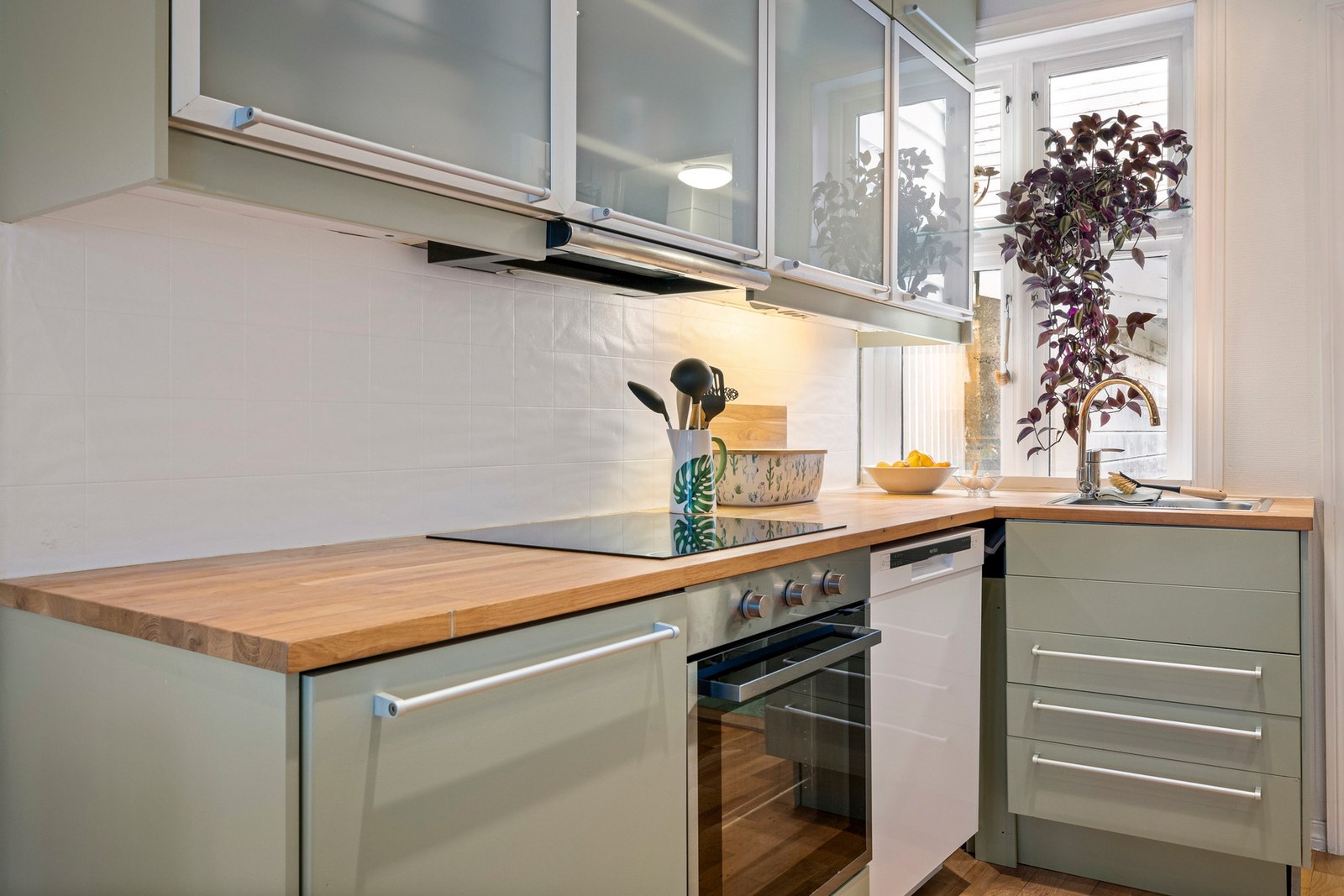 Kjøkkenet har glatte fronter med innredning fra IKEA Galleribilde