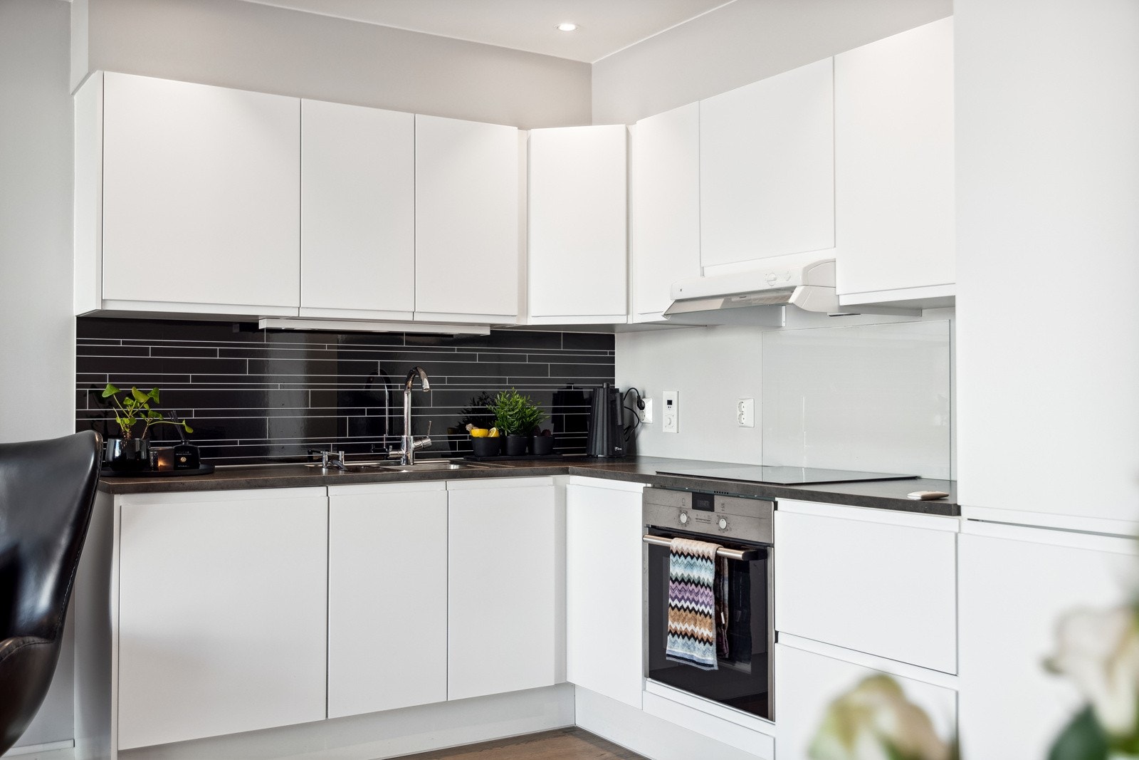 Det er rikelig med både skap- og benkeplass på kjøkkenet. Galleribilde