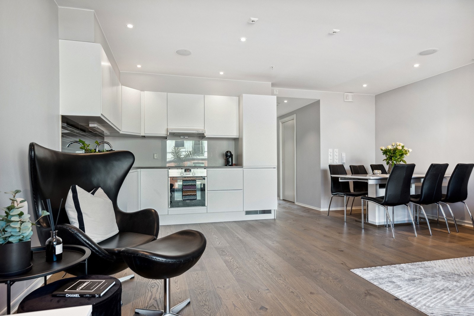 Det lekre kjøkkenet ligger i en klassisk vinkelløsning innerst i allrommet. Galleribilde