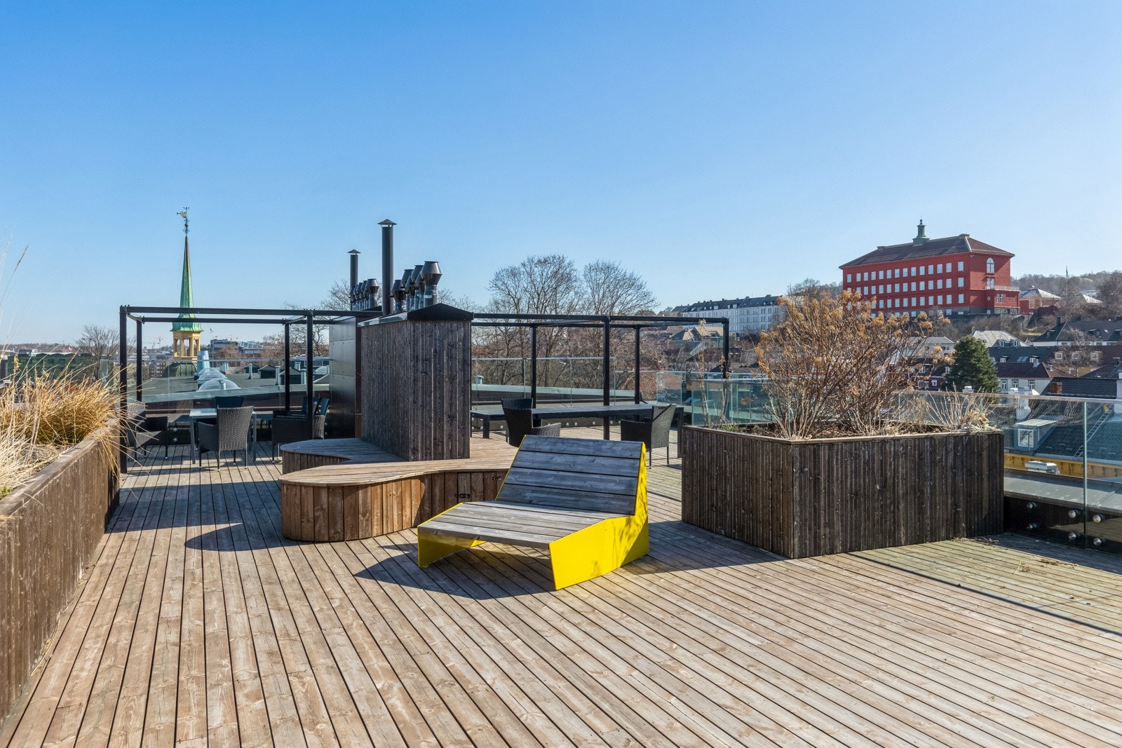 Stor, felles takterrasse med meget gode solforhold. Galleribilde