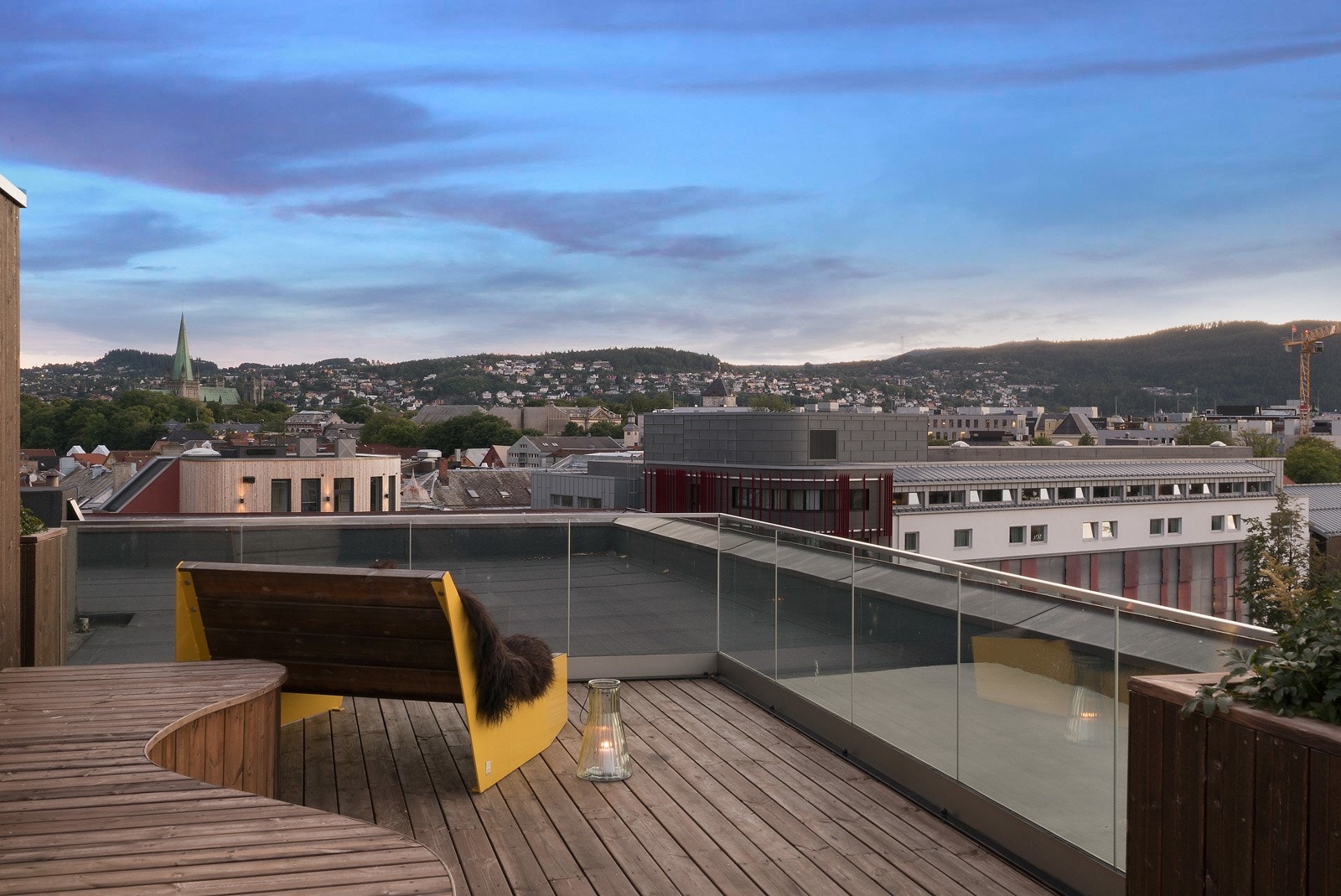 Rundt om på takterrassen er sittebenker og annet utemøblement strategisk plassert. Galleribilde