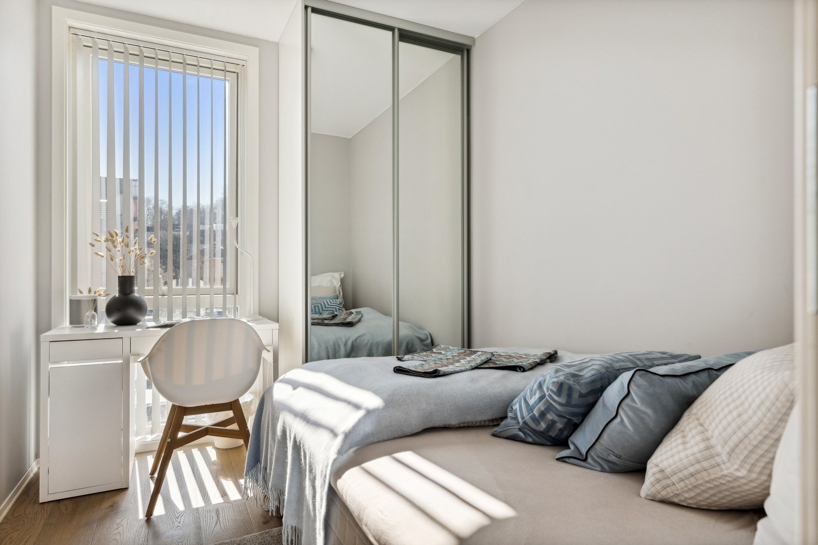 Soverom 2 er med sine 7,5 kvm. også av god størrelse. Det er skyvedørsgarderobe med speilfronter og mulighet for skrivepult. Galleribilde