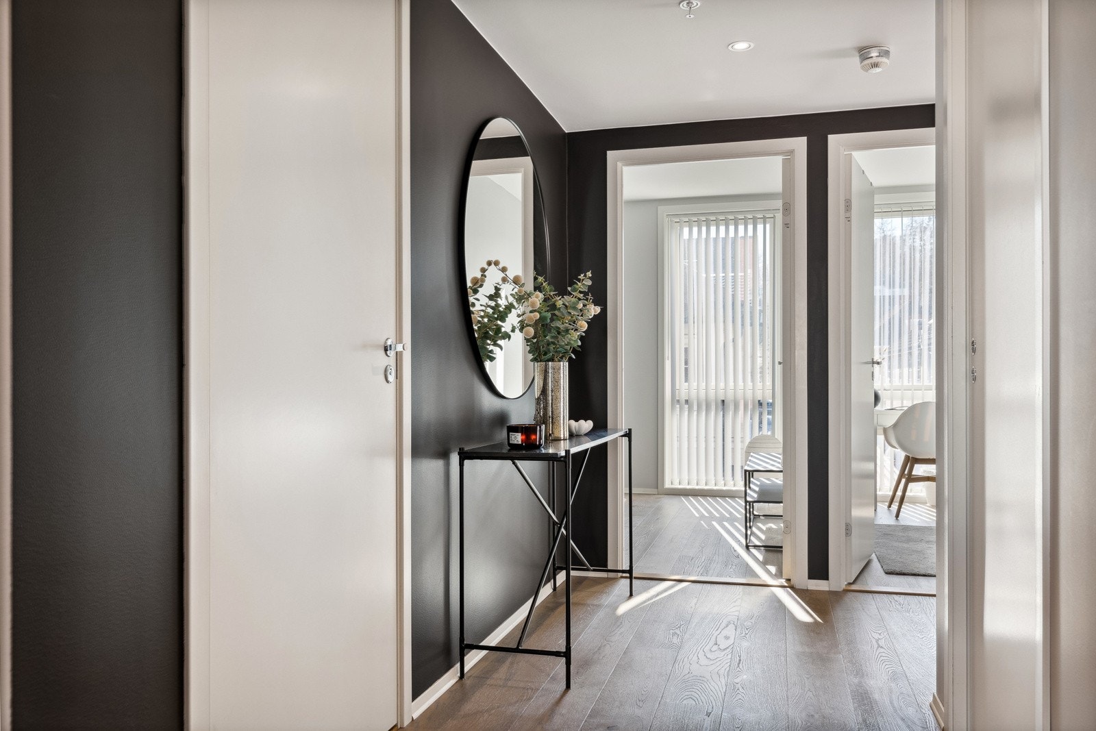 Fra stue/kjøkken mot soverom. Innvendig bod på 2,5 kvm. beliggende til venstre. Galleribilde