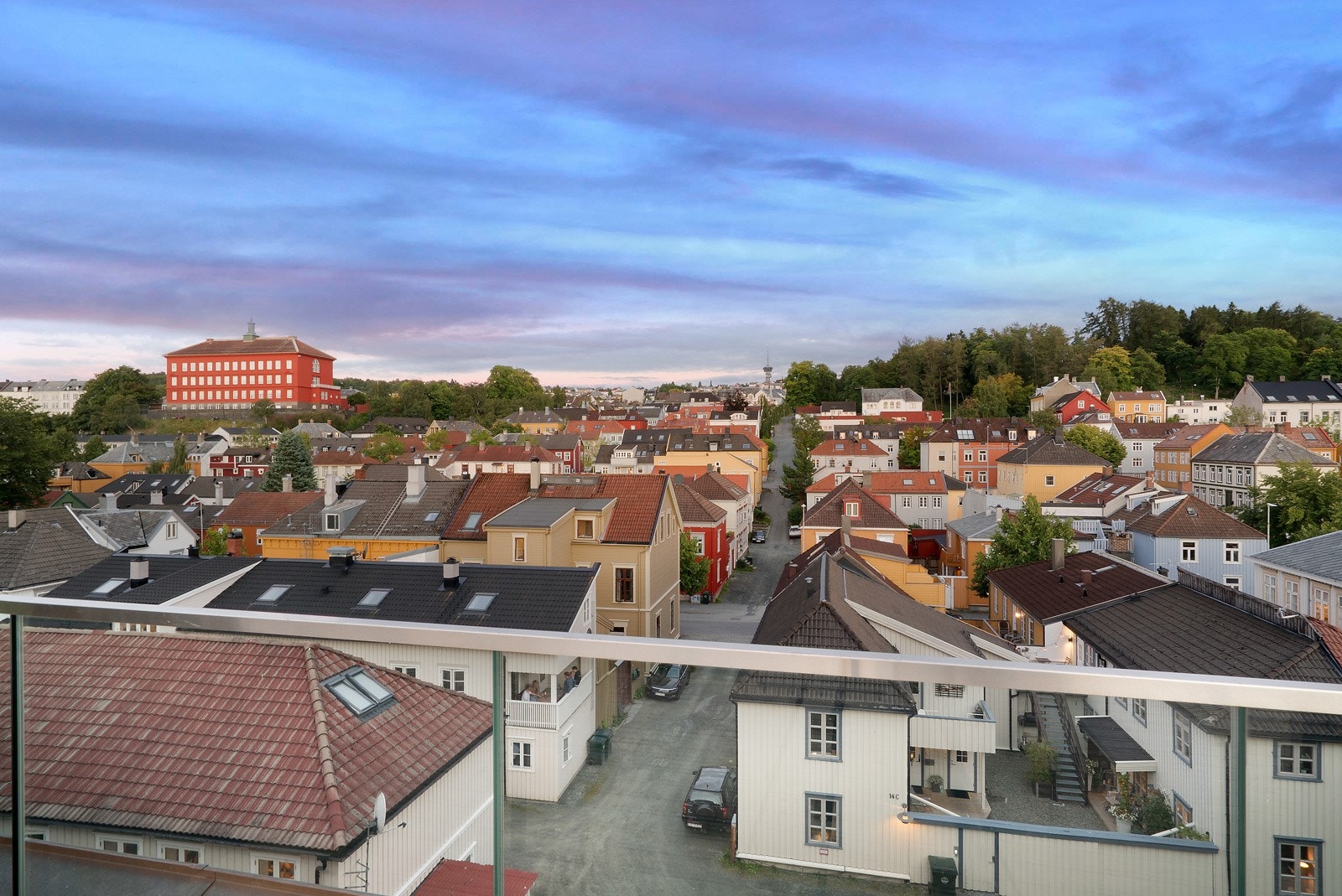 Fra takterrassen får man en fantastisk utsikt utover byen. Galleribilde