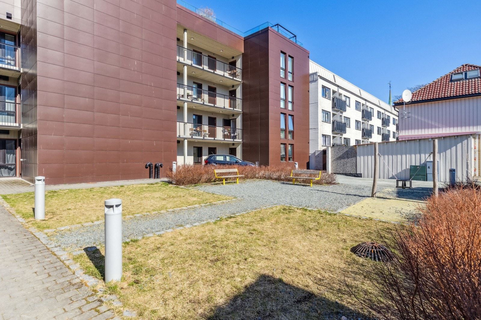 Leiligheten ligger flott til i byggets 4. etasje. Det er heis i bygget og godt inneklima gjennom balansert ventilasjon. Galleribilde