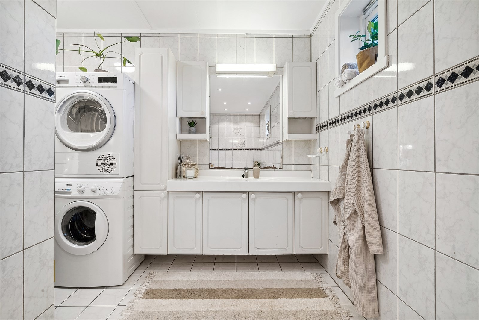 Badet er innredet med servant, toalett, dusjkabinett og badekar. Galleribilde