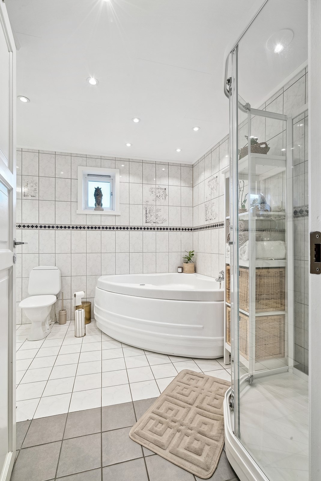 Stort og flislagt bad med gulvvarme. Galleribilde