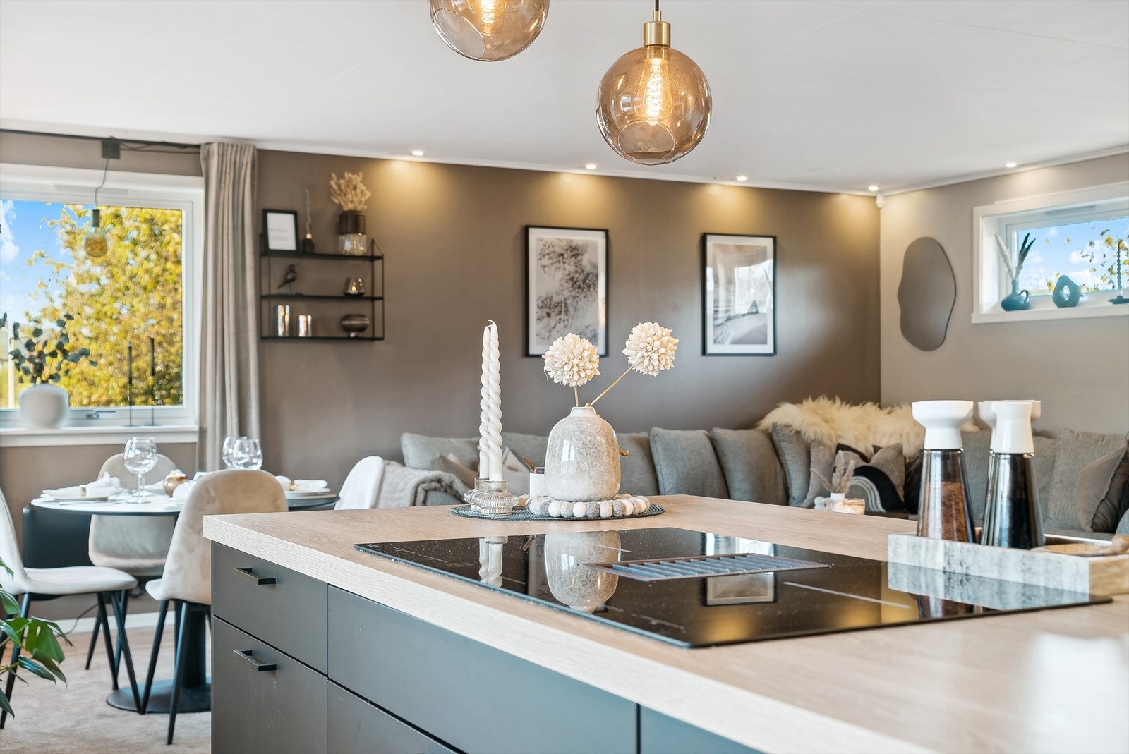 Åpen stue- og kjøkkenløsning gir et luftig og sosialt rom. Galleribilde