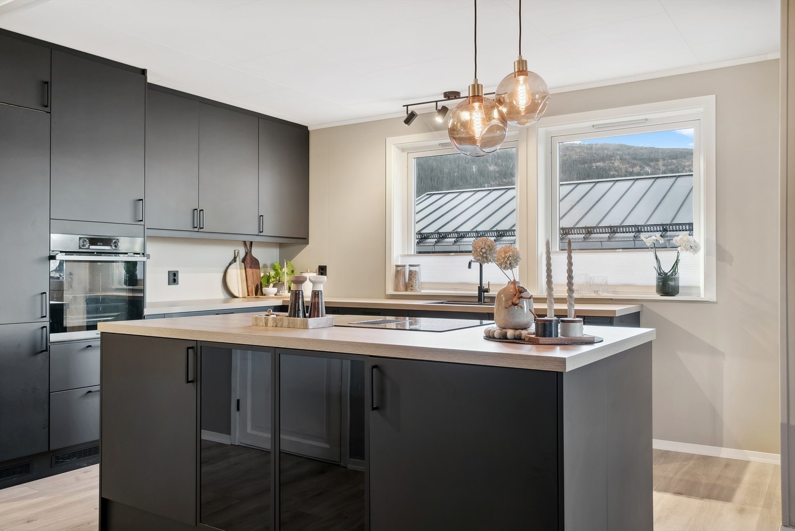 Her har hobbykokken rikelig med skap- og benkeplass til å tilberede smakfulle retter til alle dagens måltider. Galleribilde