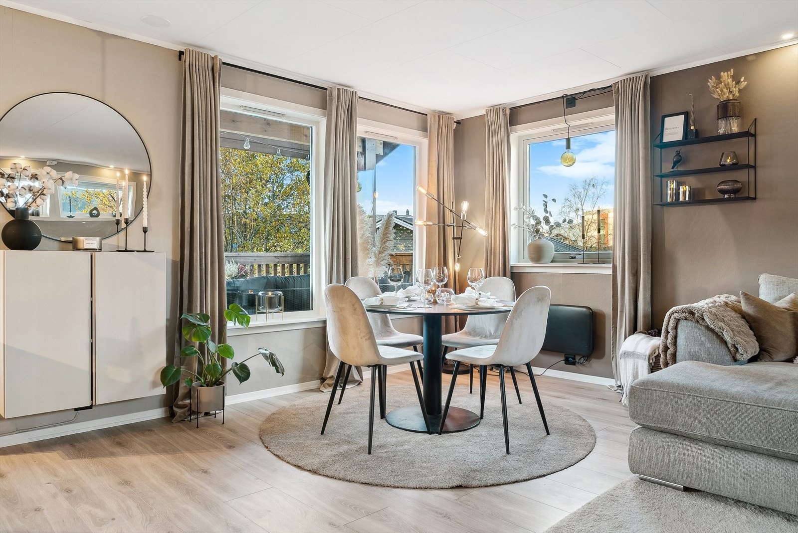 Spiseseksjonen finner sin naturlige plassering rett i utkant av kjøkkenet. Galleribilde