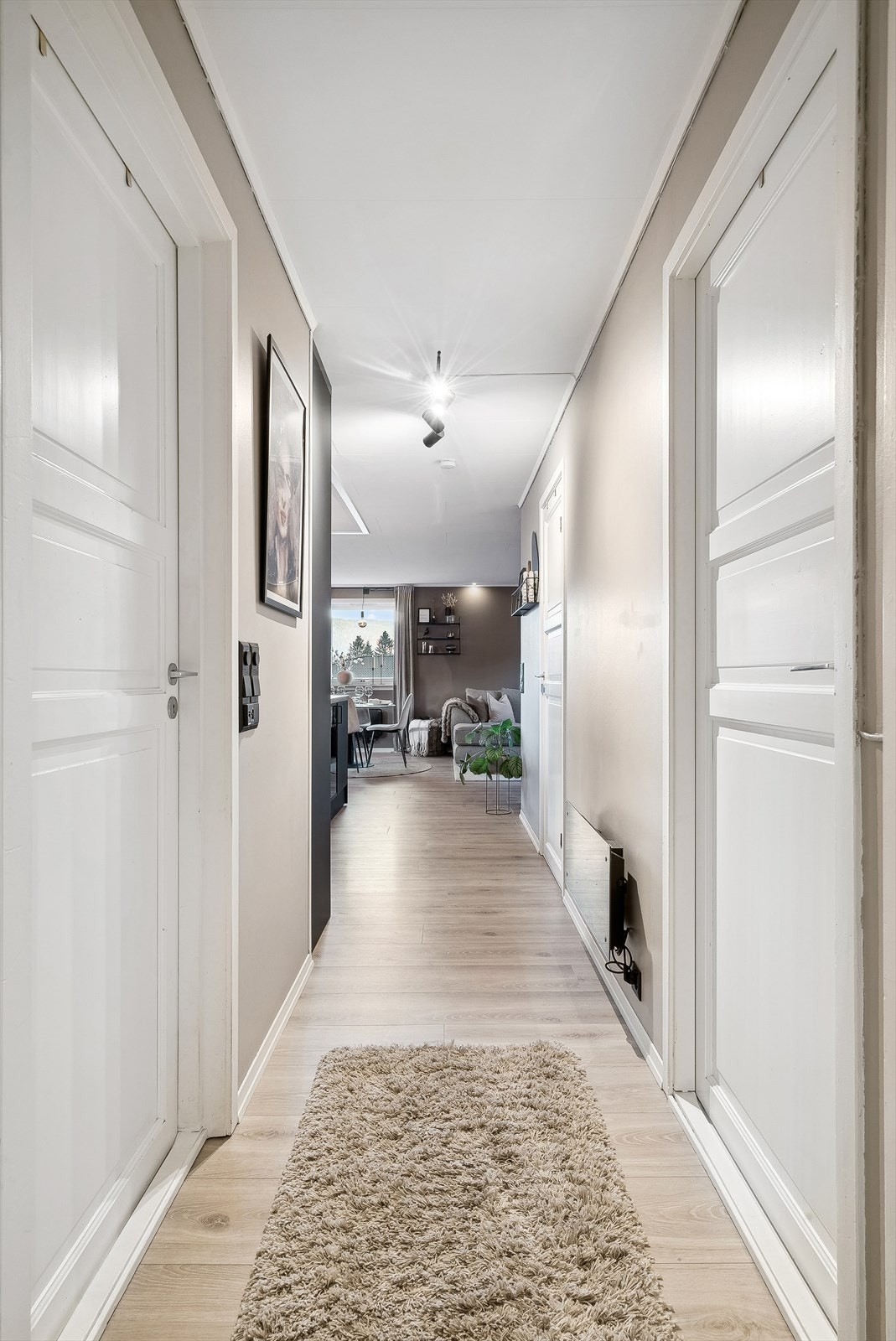 Videre beveger vi oss inn i leiligheten. Galleribilde