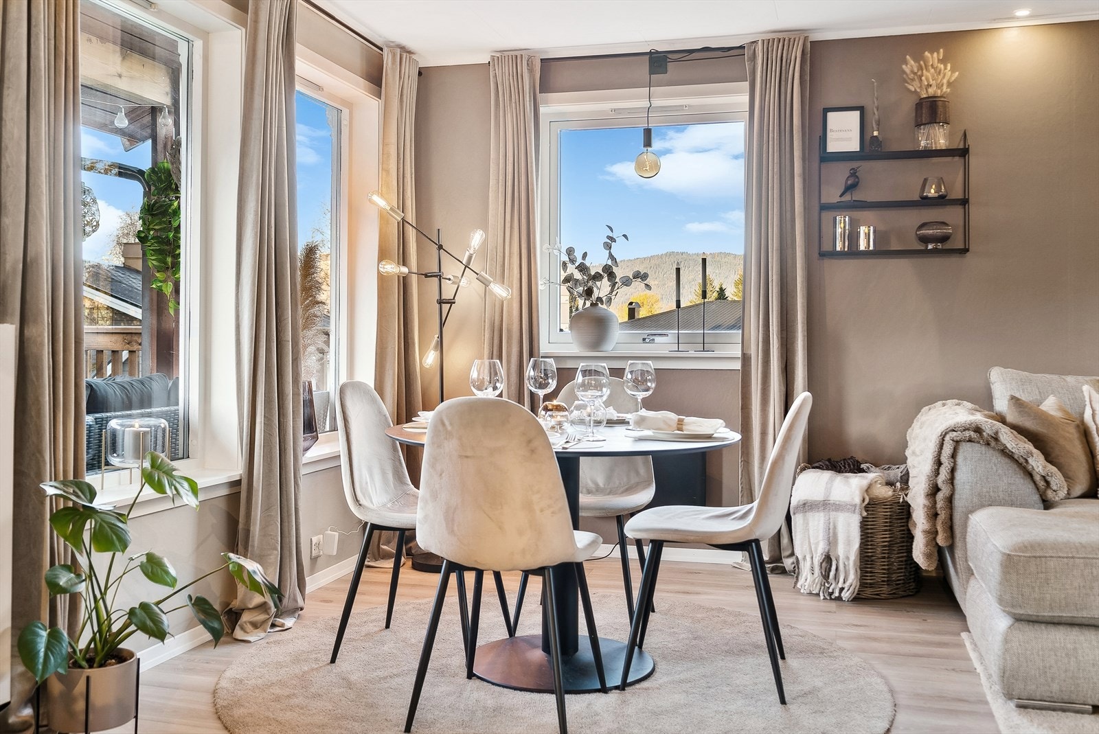 Her kan du invitere til hyggelige måltider med venner og familie. Galleribilde