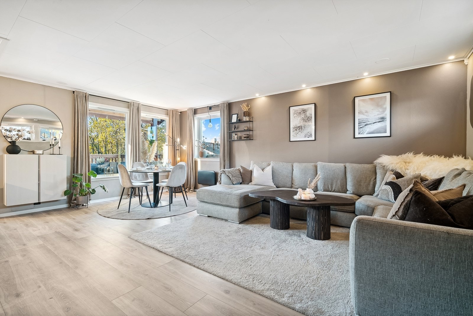 Lys og luftig stue med plass til sofaseksjon, tv-møbel og spiseseksjon. Galleribilde