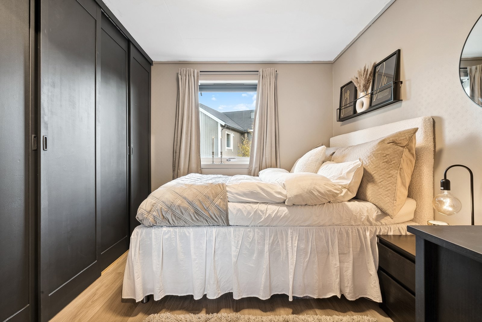 Boligen har to fine soverom. Hovedsoverommet har god plass til dobbeltseng med tilhørende nattbord. Videre er det plass til garderobeskap, det er satt inn en skyvedørsgarderobe. Galleribilde