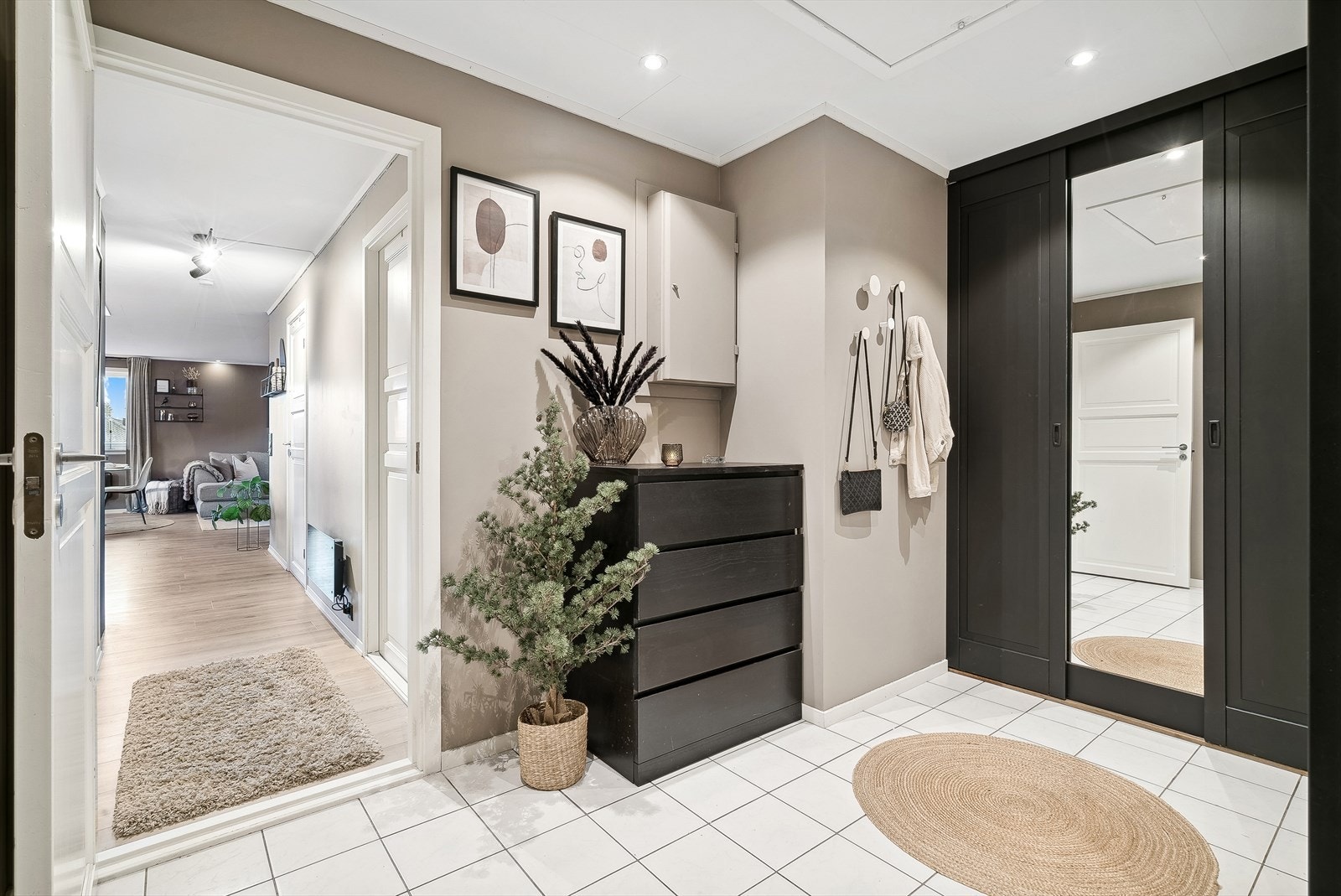 Velkommen inn i det som kan bli ditt nye hjem! Romslig gang med god plass til å sette fra seg sko og henge fra seg ytterklær. Galleribilde