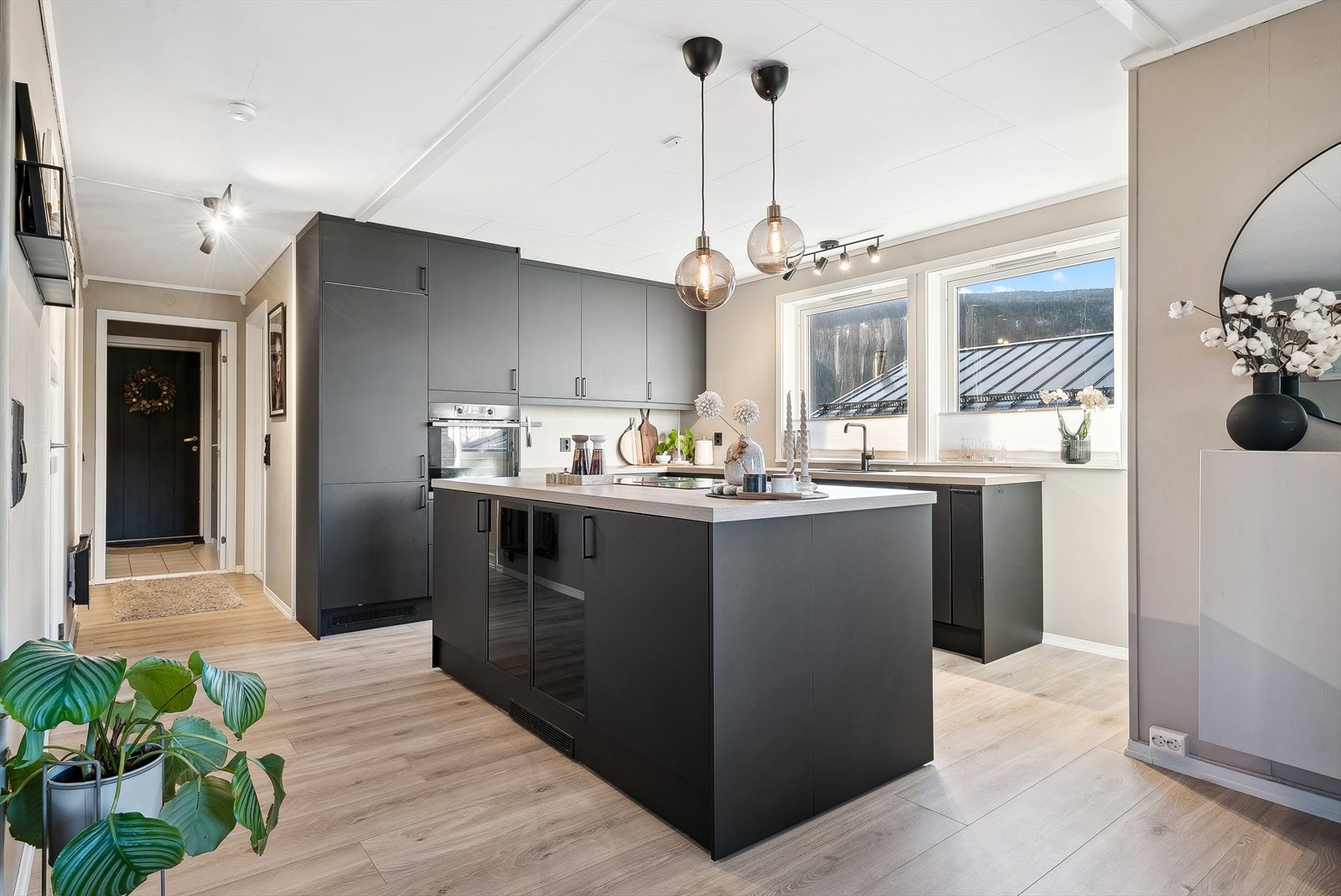 Flott sort kjøkken fra epoq. Kjøkkenet er fra 2022. Galleribilde