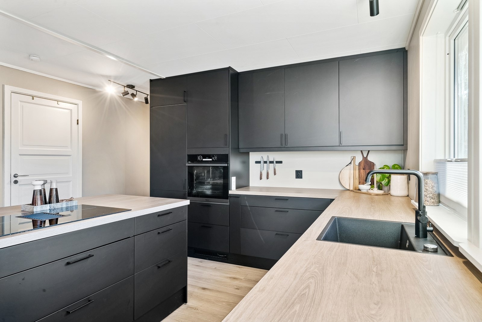 Legg merke til arbeidsflatene. Galleribilde