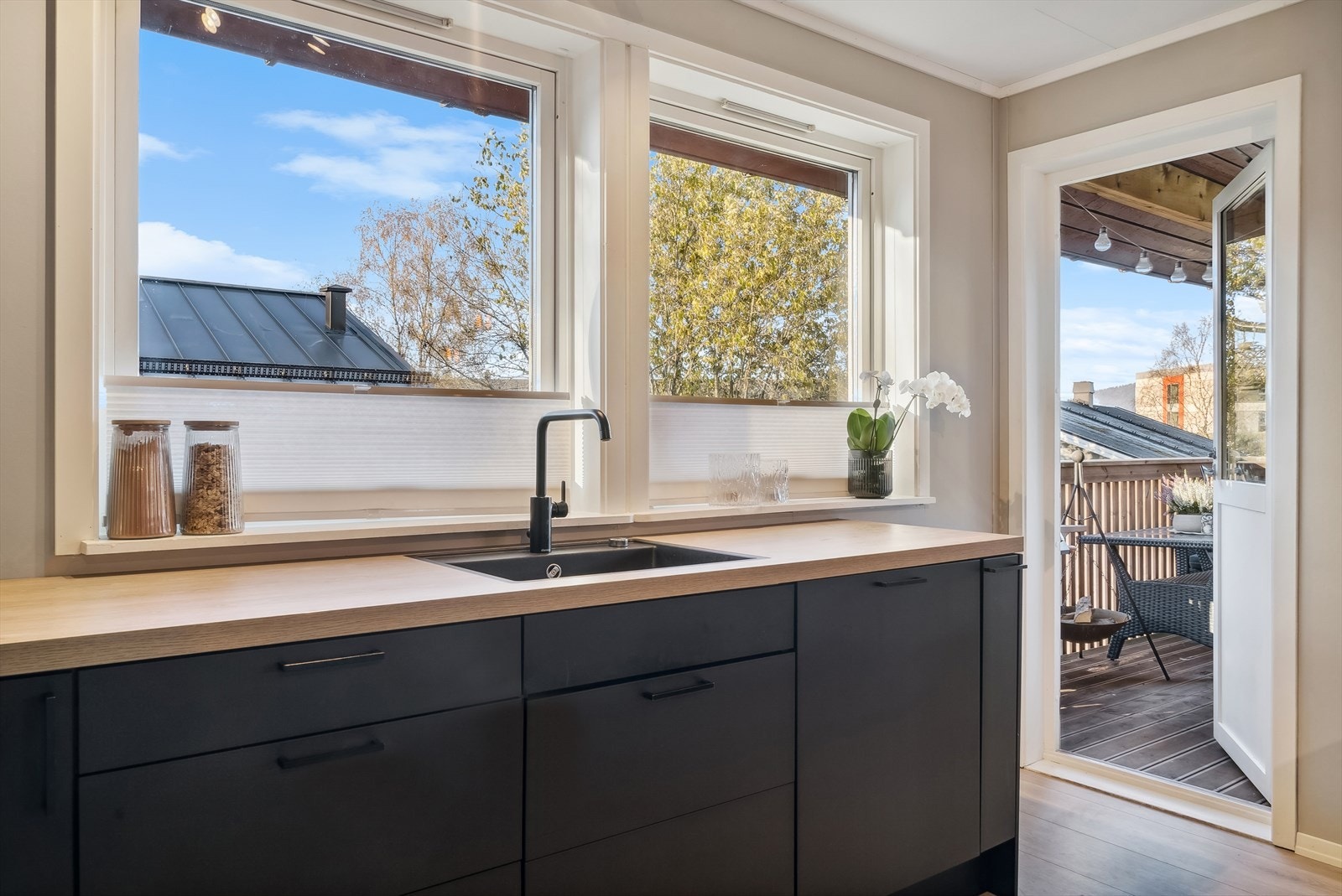 Utgang til balkongen fra kjøkkenet. Galleribilde