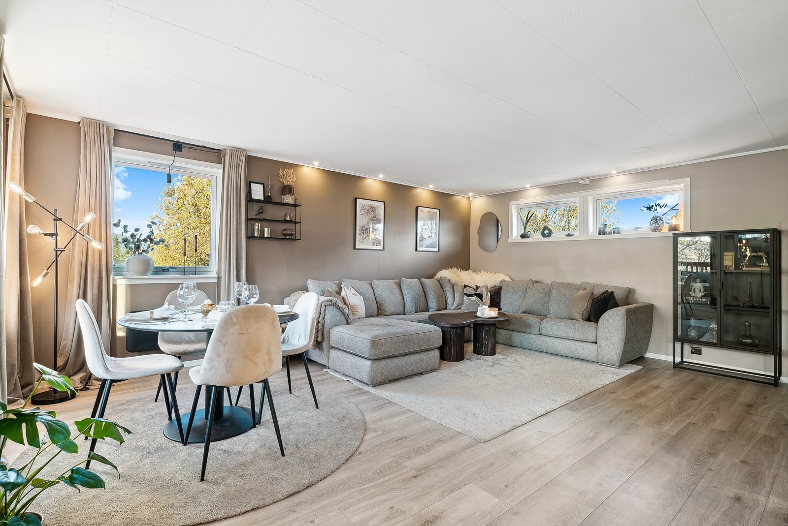 Leiligheten føles lys og luftig med gode vindusflater og åpen planløsning. Galleribilde