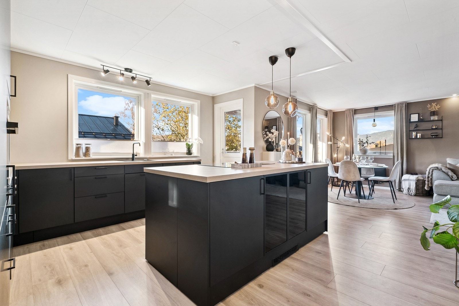 Integrerte hvitevarer medfølger handelen. Galleribilde