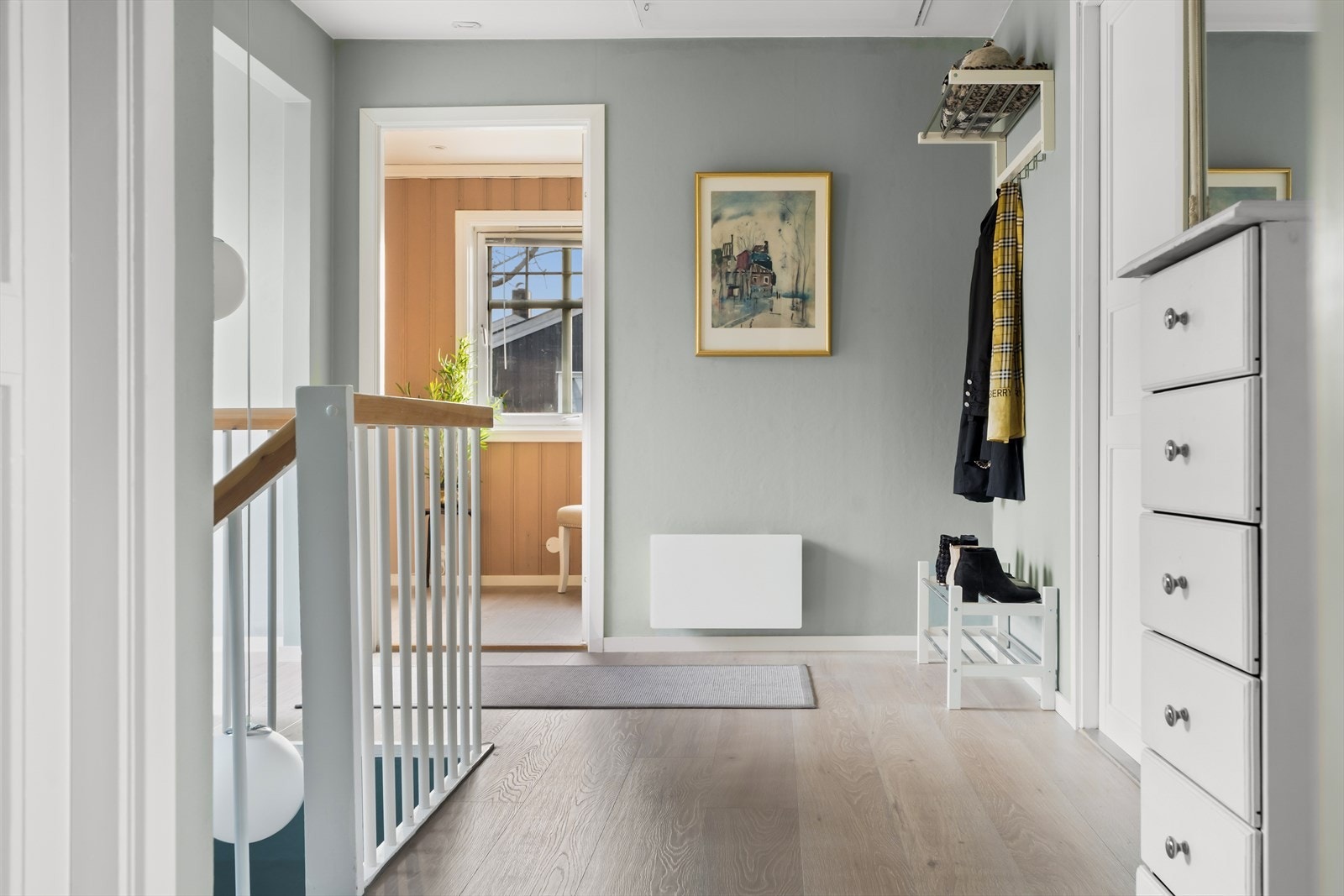 Det er god plass til klesoppheng og garderobeløsning. Galleribilde