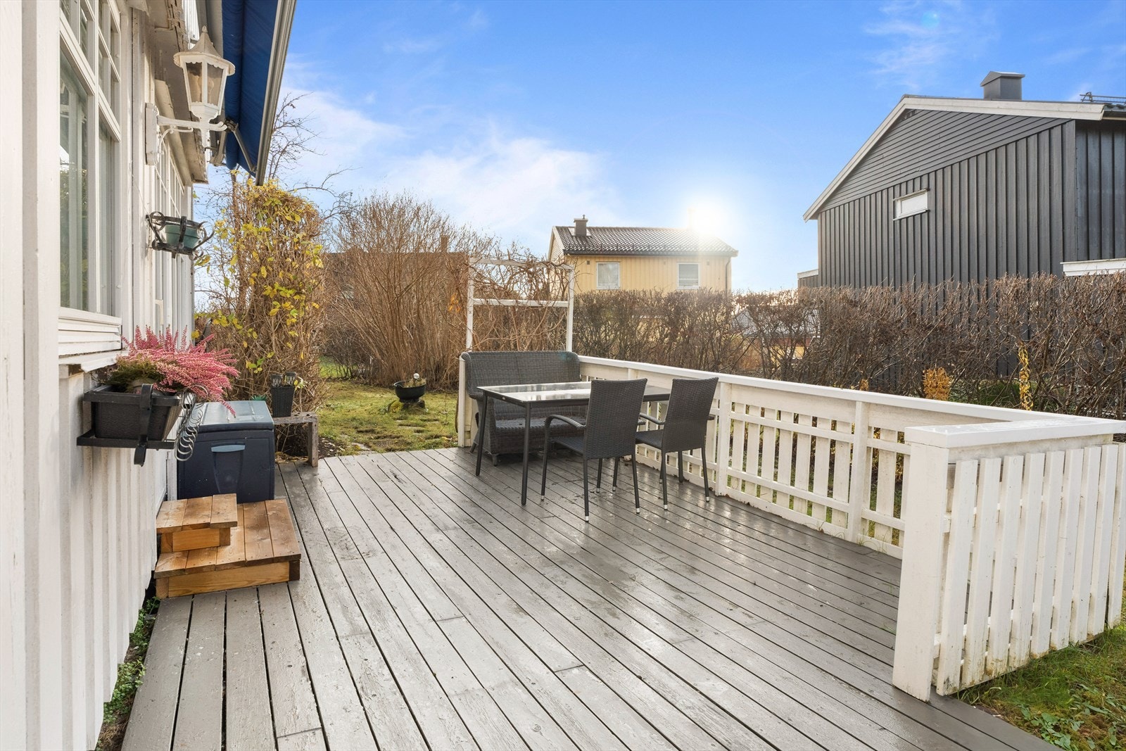 Terrassen er på 25 m², og har plass til flere sittegrupper samt grill. Galleribilde