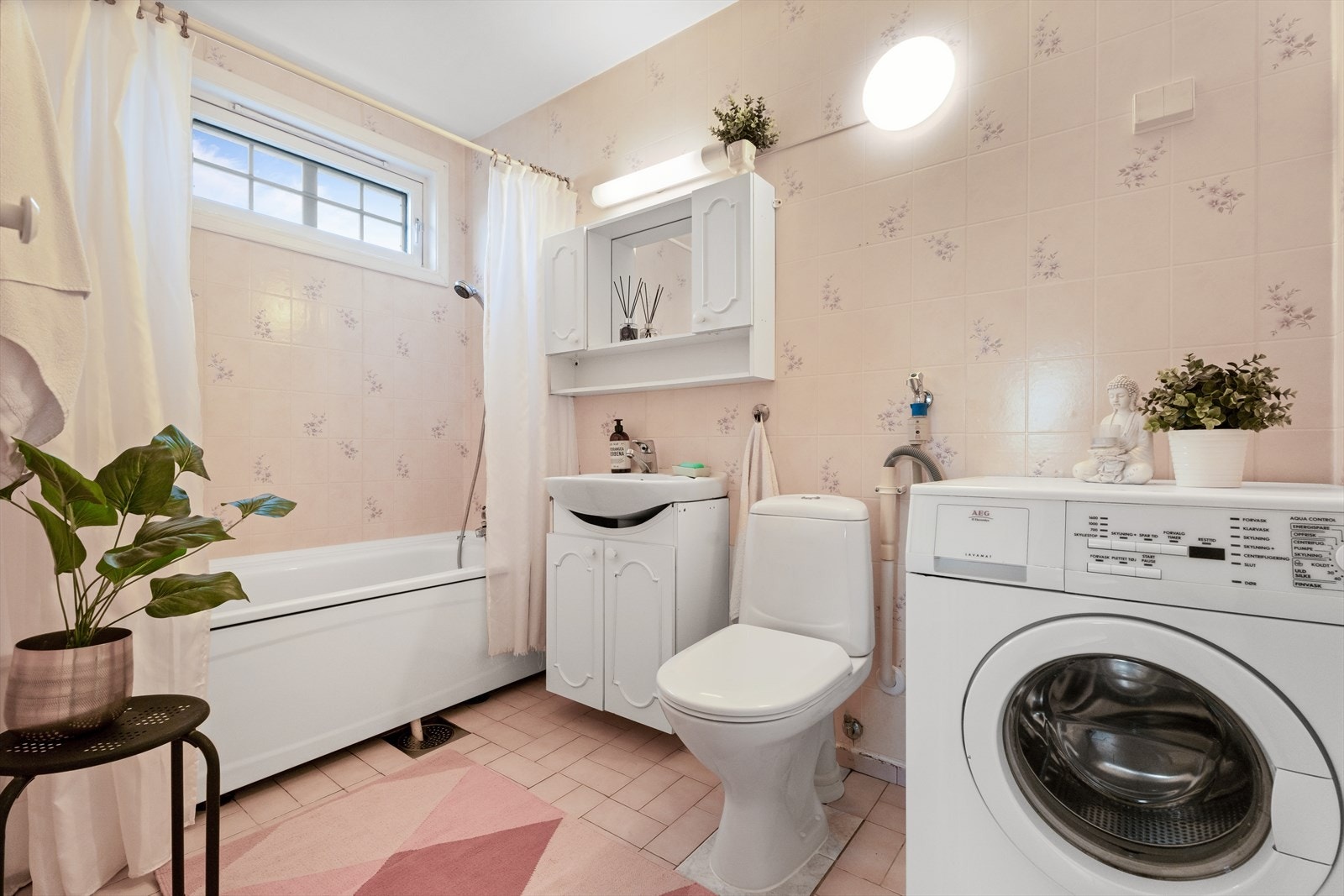 Etasjen har inngang til et baderom. Rommet har fliser på gulvet, men konstruksjonen er eldre og modent for renovering. Galleribilde