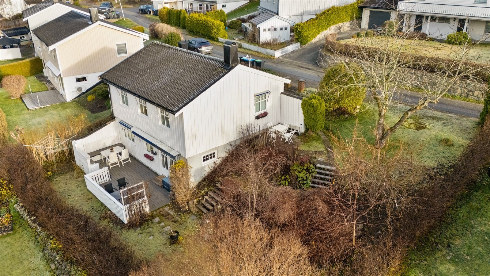 Eiendommen har en pent opparbeidet skrånende tomt. Galleribilde