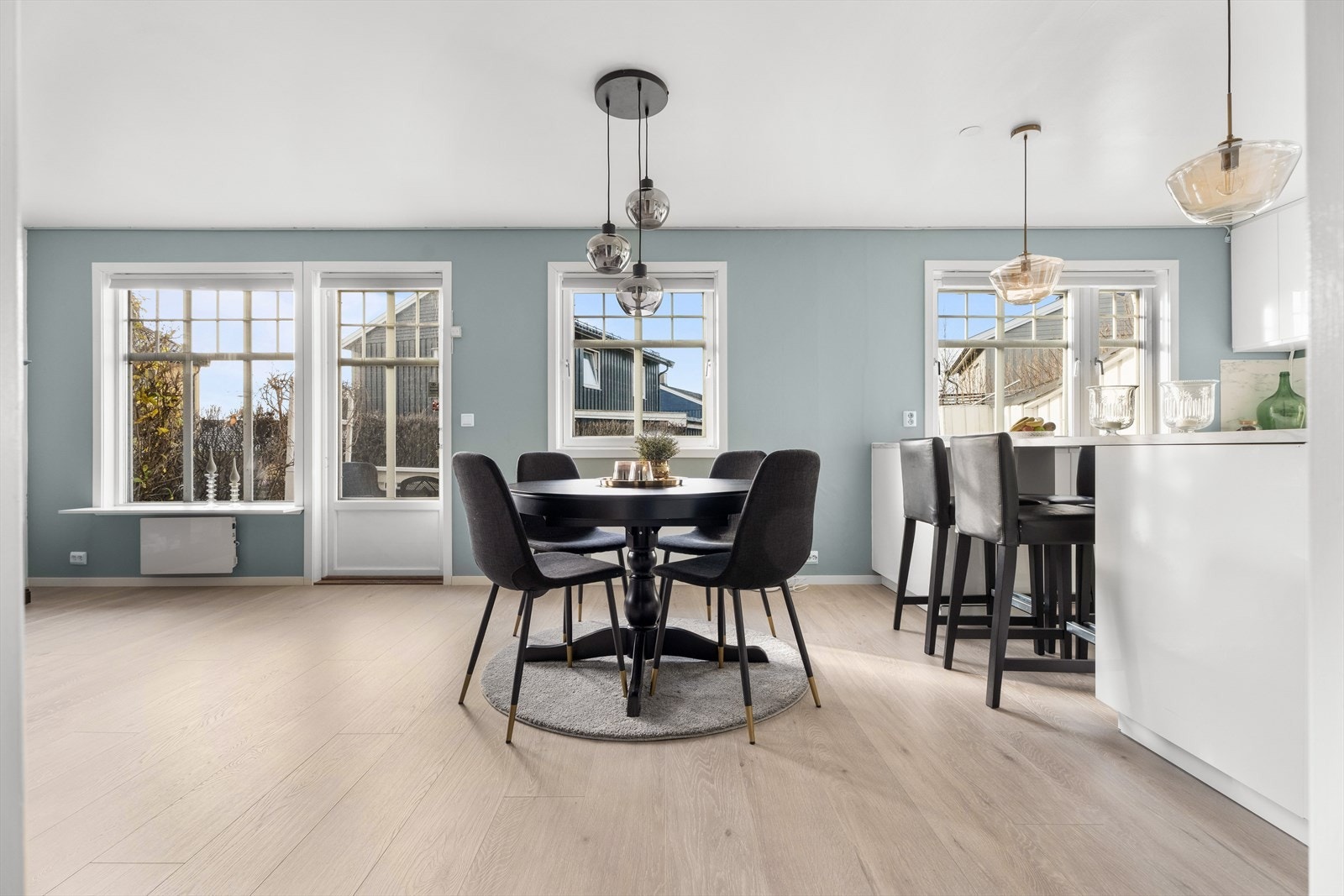 Oppholdsrommet har store vindusflater som slipper inn rikelig med naturlig lys fra tre himmelretninger. Galleribilde
