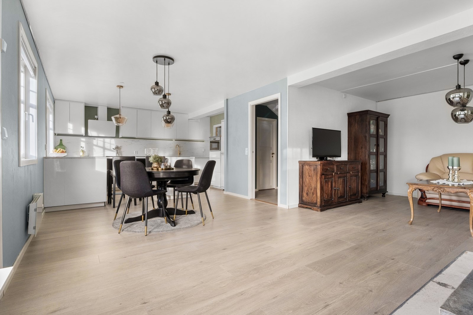 Kjøkkenet er i åpen løsning mot stuen, og byr på mye benk- og skapplass. Galleribilde
