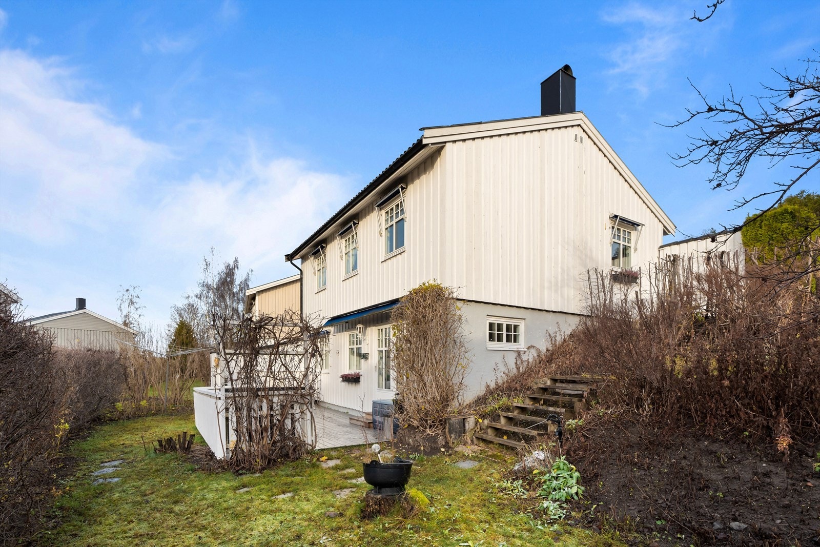 Opparbeidet hage med plen, hekk og øvrig beplantning. Galleribilde