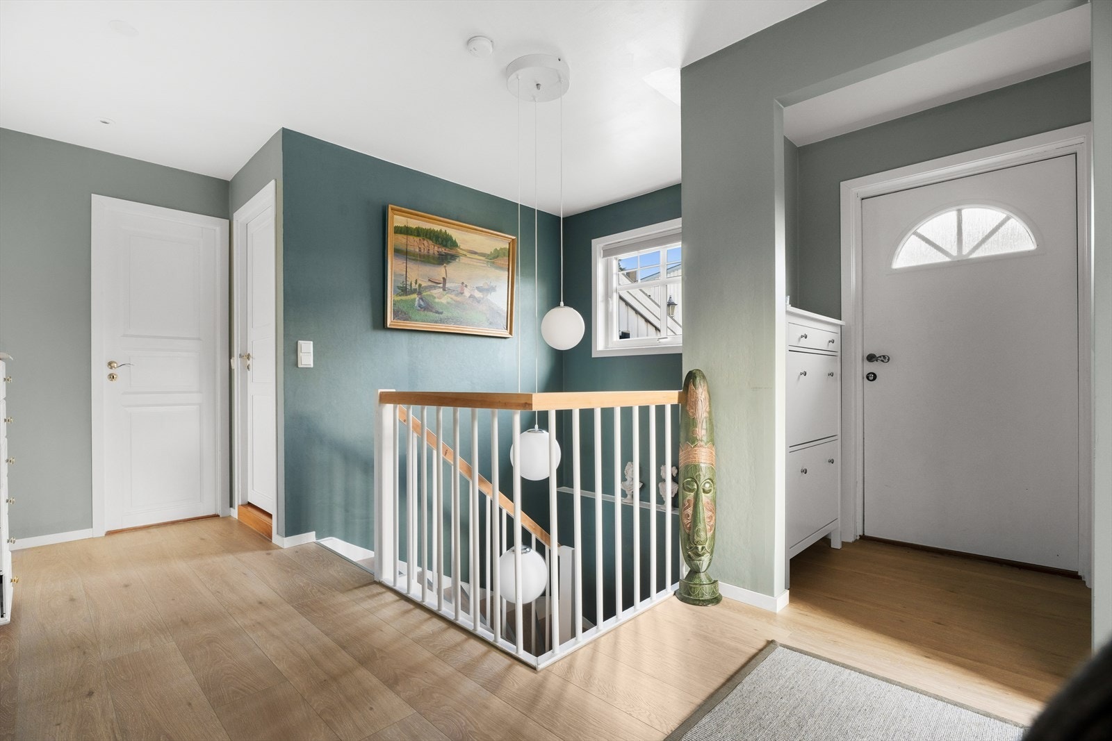 Boligens inngangsparti er i 1. etasje. Galleribilde