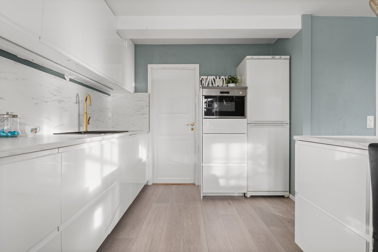 I tillegg er det plass til frittstående kjøleskap. Fra kjøkkenet er det inngang til en praktisk innvendig bod med ekstra lagringsplass. Galleribilde