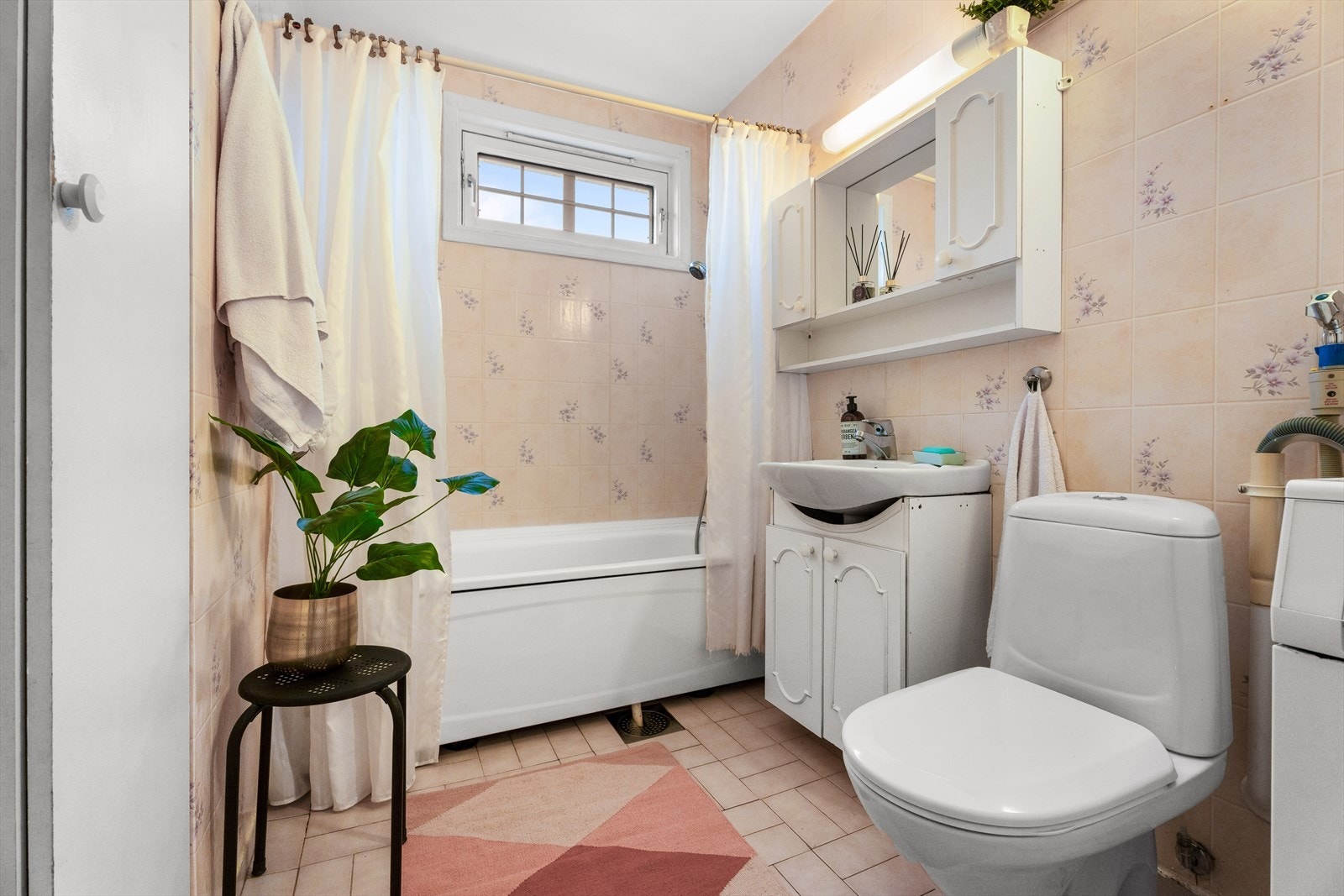 Badet er utstyrt med servantskap, servant, wc, badekar og opplegg for vaskemaskin. Galleribilde