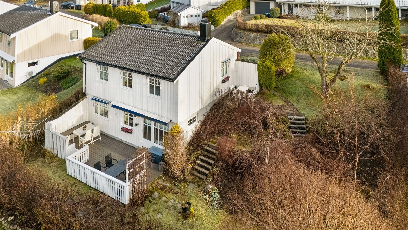 Tomten er opparbeidet med beplantning, plen og solrike uteplasser. Galleribilde
