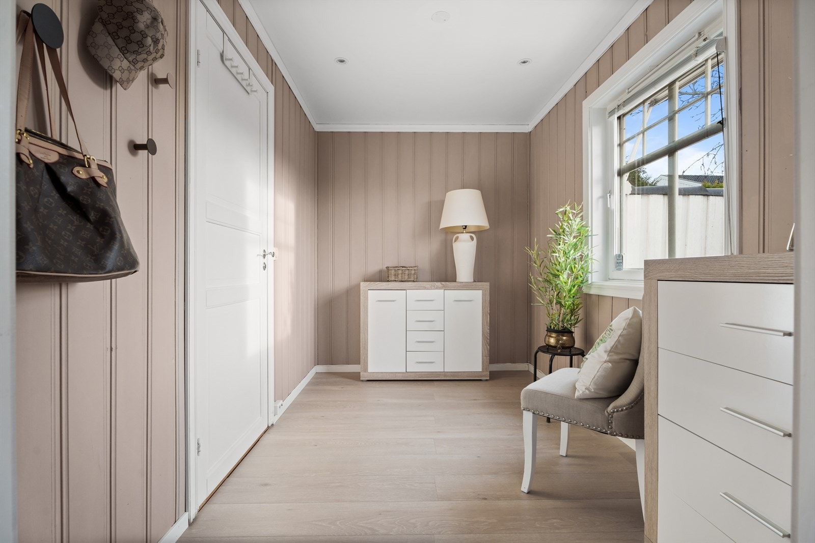 Det ene soverommet har inngang via et annet soverom, dette avviker fra de siste godkjente byggetegningene. Galleribilde