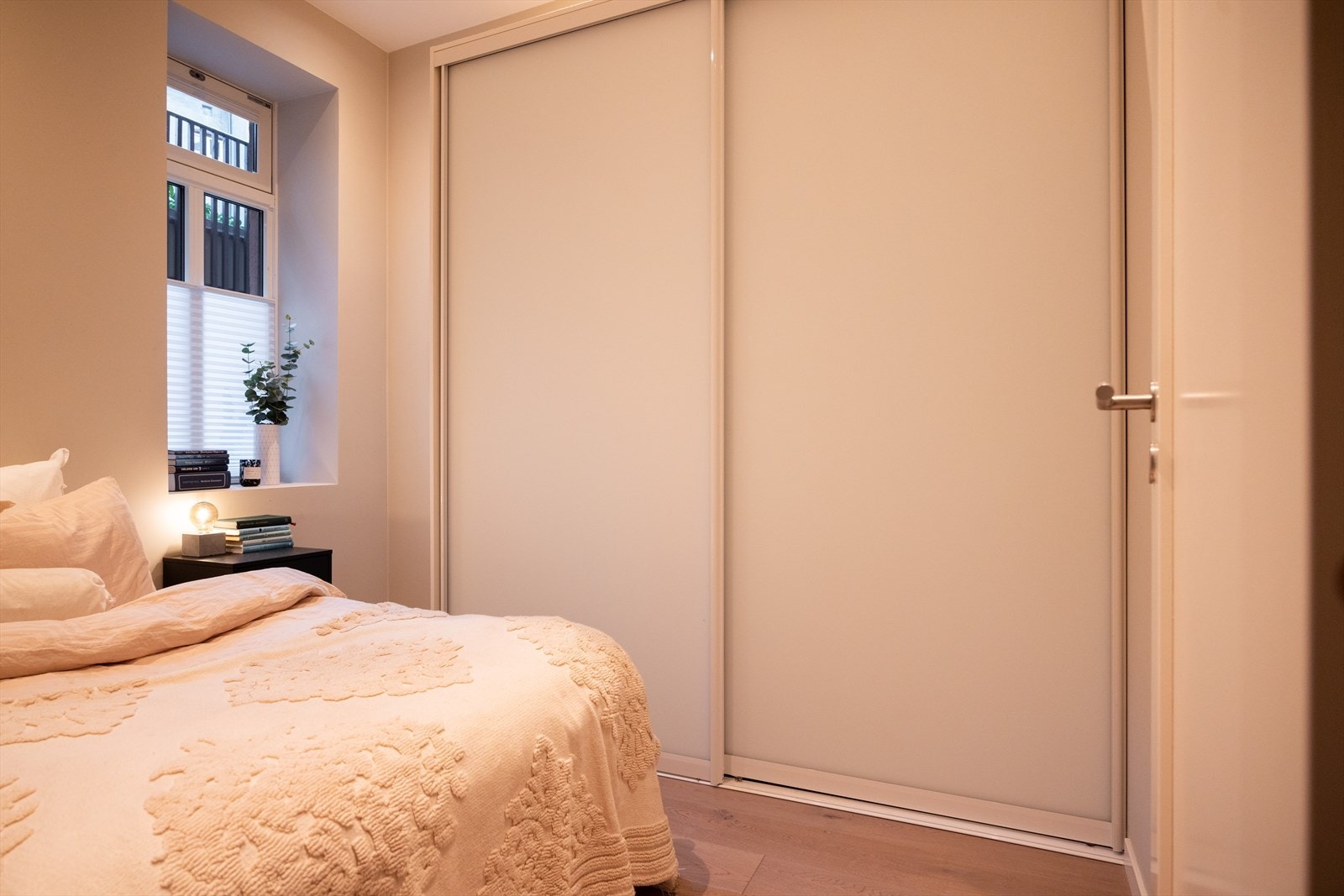 - Godt med oppbevaringsplass i skyvedørsgarderobe - Galleribilde