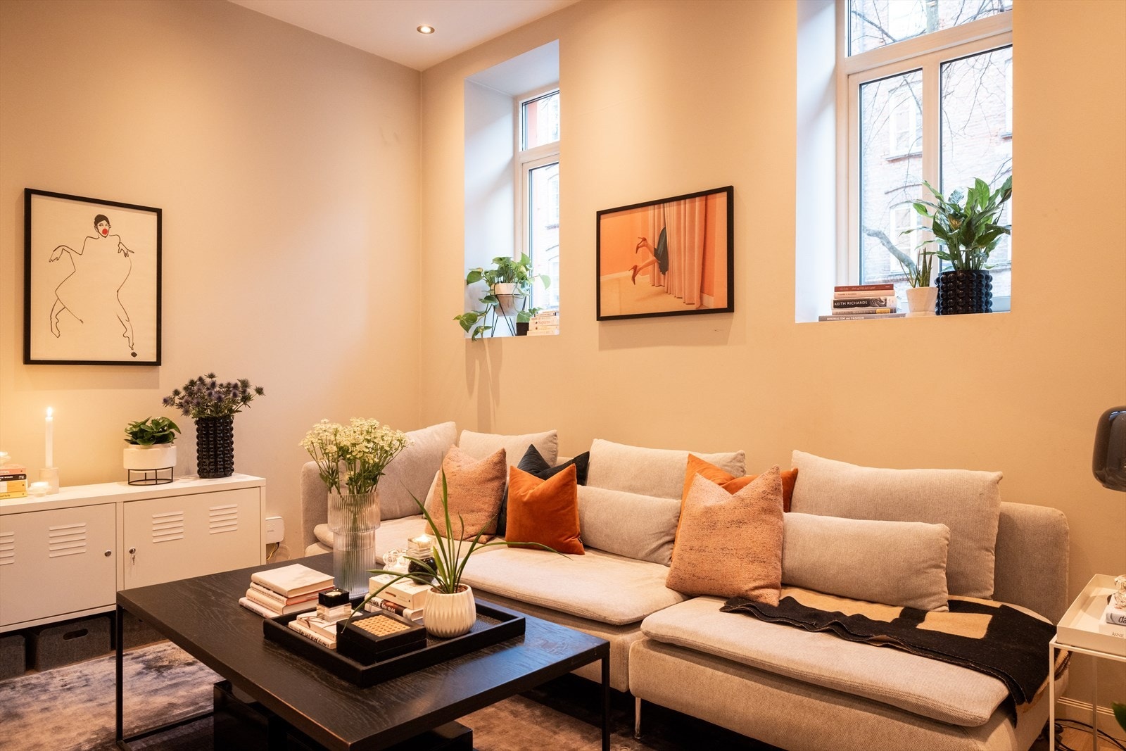 - God plass til sofaseksjon med tilhørende møblement, TV-benk og spisebord - Galleribilde