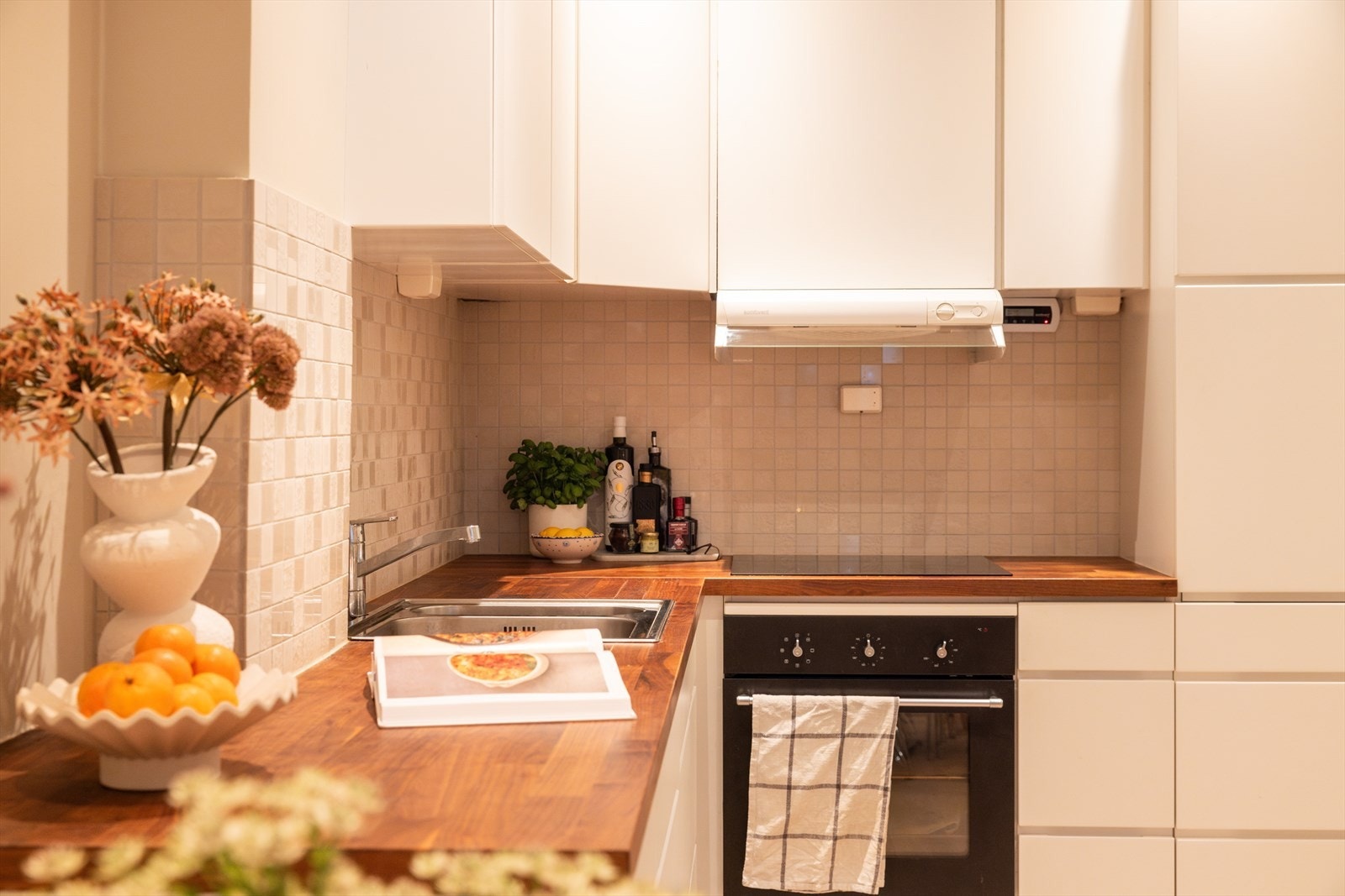 - Integrert platetopp, stekeovn, oppvaskmaskin og kjøl/fryseskap. Avtrekk med komfyrvakt over kokeplass - Galleribilde